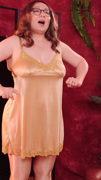 Satin-dessous als Fetisch ... Heiße MILF mit kurviger körper - anprobieren. Arya Grander