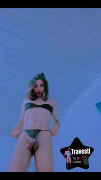 Je suis une coquine enlève mon manteau et se déshabille dans ma culotte et mon soutien-gorge