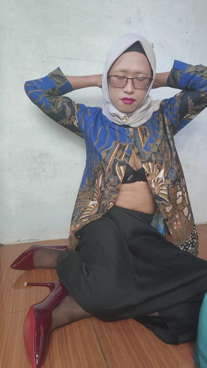 Mitha Zhe: Busty Hijab Trans Dildoing Her Anus and Masturbates