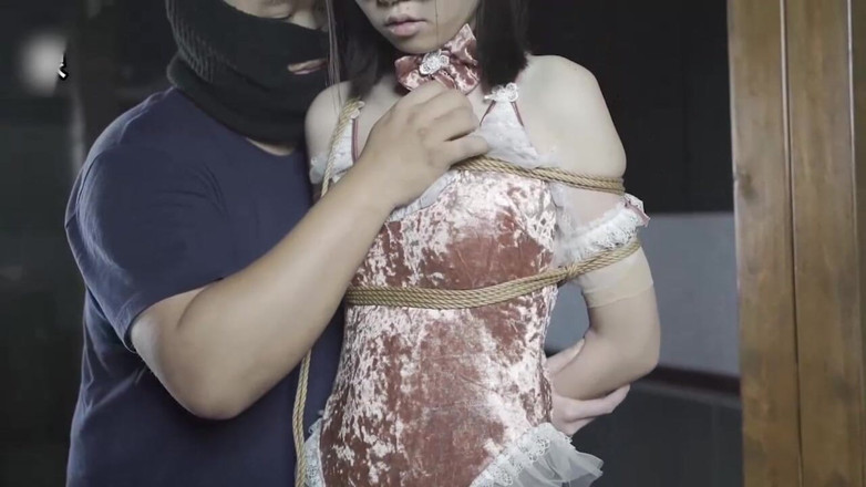 Aisan girl bondage: Xr61-das Mädchen wurde an eine Säule gefesselt und mit einem...