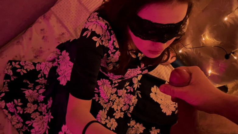 Vaisiti7: Blowjob tahun baru liburan dari wanita cantik bertopeng dan gaun