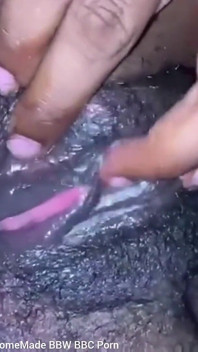 Menggesel palam punggung kelentit saya jauh di dubur saya