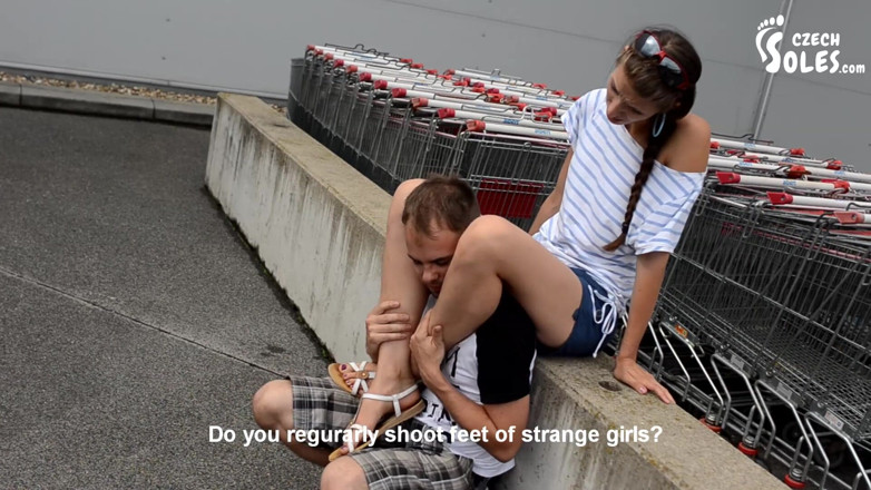 Czech Soles - foot fetish content: Adorazione del piede nel parcheggio