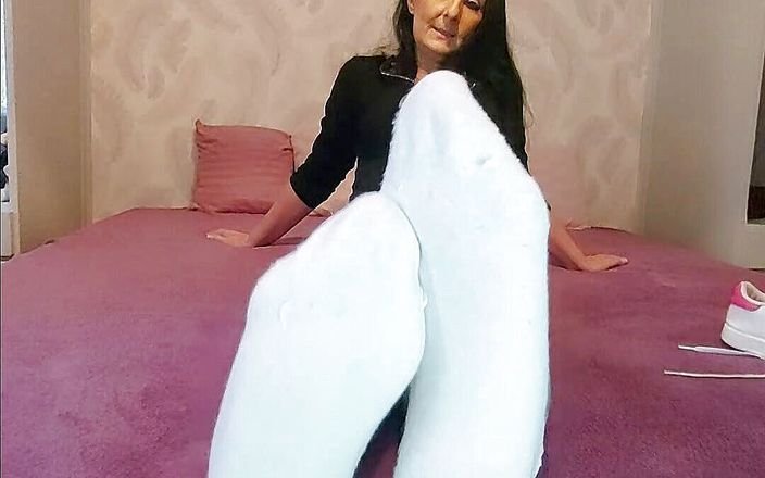 Mistress Luciana di Domizio: Annusa i miei calzini da sneaker