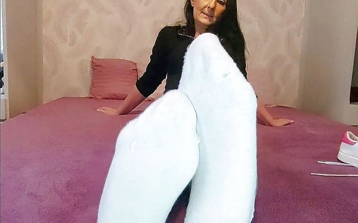 Mistress Luciana di Domizio: मेरे स्नीकर मोज़े सूंघो