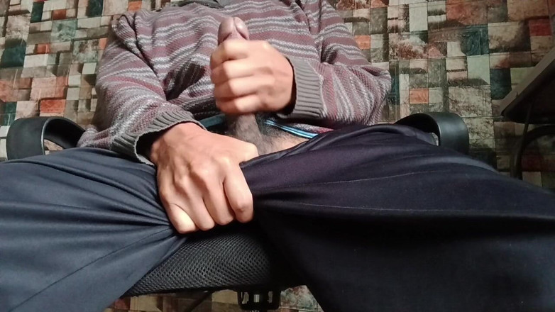 Hornyboy2058: Lo strofino nei jeans fino a quando non riesco più...