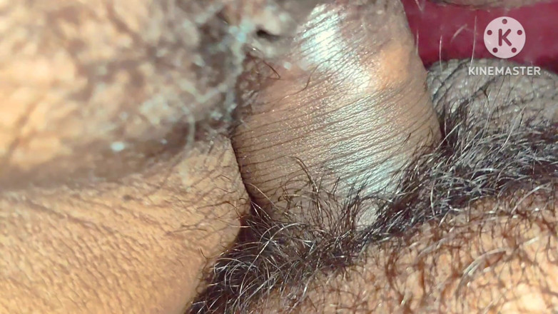 Lustykajolbhabhi: 我在萨旺月份得到她的绿色手环后操了我的阿姨。