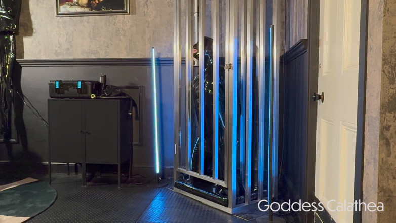 Goddess Calathea: Pelatihan mengisap dildo gimp di kandang
