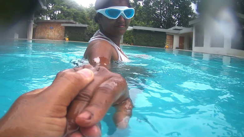 Horny_Bong: Coppia indiana indiana desi momenti caldi alla piscina dell'hotel