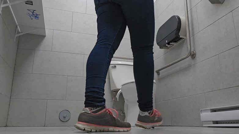 Nerdy_faery: Trois Pipi, Deux Toilettes