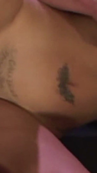 Assista enquanto a morena lhe dá um pouco de striptease para te ligar