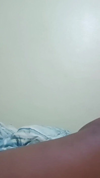 Follando en la cama con zanahoria en mi coño