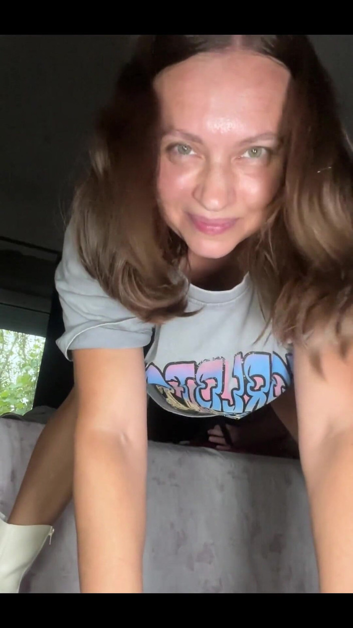 Crypto Mommy: La tua calda amica formosa ti porta a casa sua