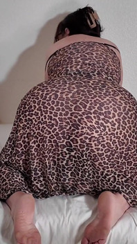 Gorąca cycata BBW MILF bawi się cipką w Sheer Leopard Print