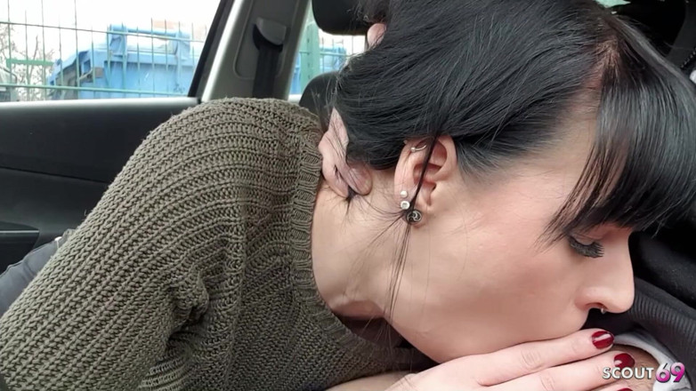 Scout69: 德国女友在车上给约会口交并吞下，而男朋友在楼上等待