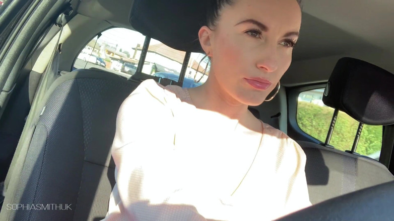 SophiaSmithUK: No seatbelt