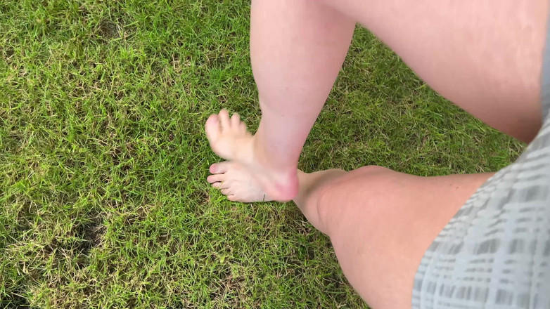 Feet: Chůze naboso po trávě