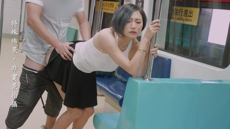 Asian Milfs n Teens: Scène avec une bombasse asiatique excitée dans le métro - MILF...