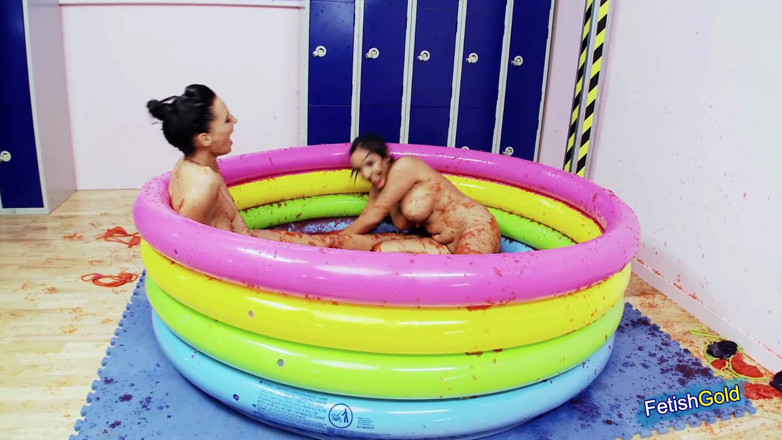 Big Boobs at Play: Lesbické brunetky se svlékají a mají špinavý želé wrestling