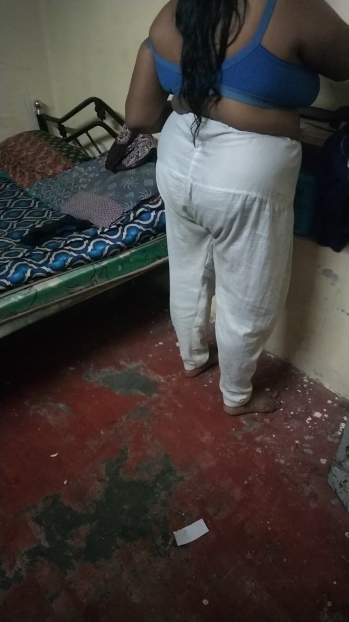 Benita sweety: Cewek hot lagi ngomong jorok sambil pakai gaun