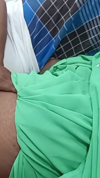 Memek istri nakal ini dijilat dengan kain sosis warna hijau sampai orgasme