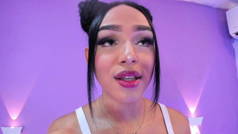 Brittany Gil: सेक्सी रसदार होंठ
