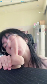 Asiatischer femboy tief in den hals