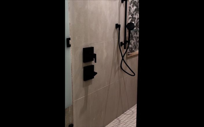 MissKitty0726: Poesje en de douche