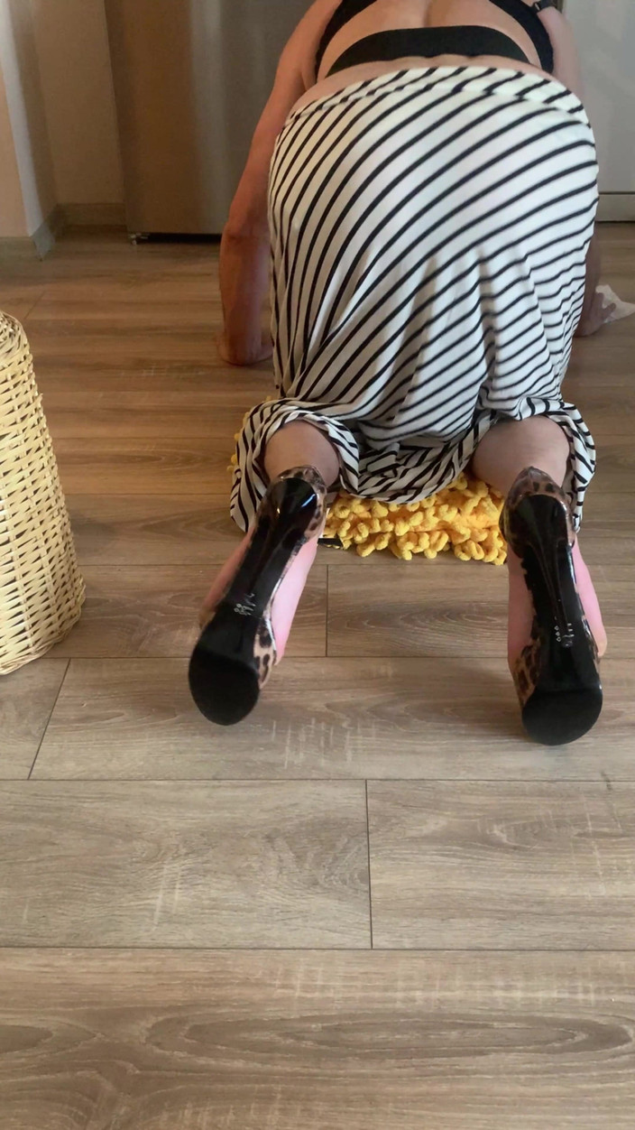 cd_aysemmm: Saya menonton pantat ibu tiri saya semasa dia mengoyak lantai