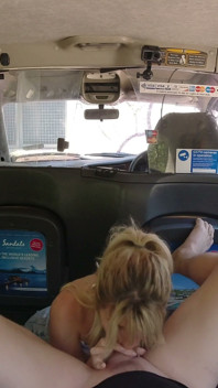 Sexy Blondine Hat Das Ganze Geld Ausgegeben