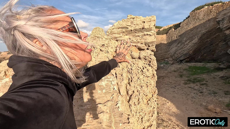 EroticOnlyClips: Wytatuowana blondynka MILF lubi dziki seks na świeżym powietrzu przy plaży