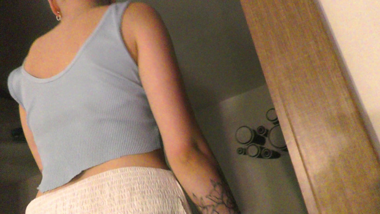 Leon Lambert Girls Twerk Parties CFNM: Gorąca dziewczyna dokucza w krótkiej mini tenisowej spódnicy i mundurze...