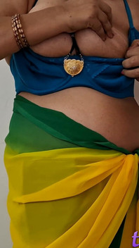 Kurchi Madathapetti Viens Me Lécher Le Jus De Ma Chatte Juteuse Au Corps Juteux