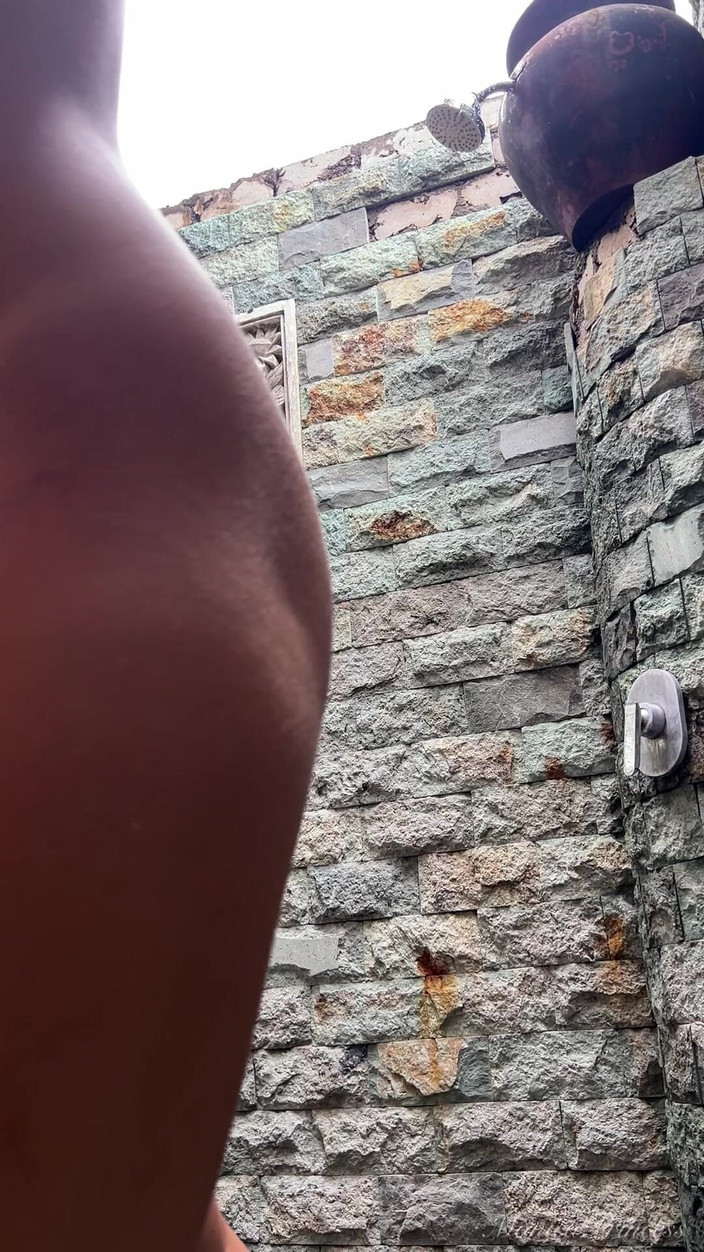 Princess Monica: Душ голий під відкритим небом