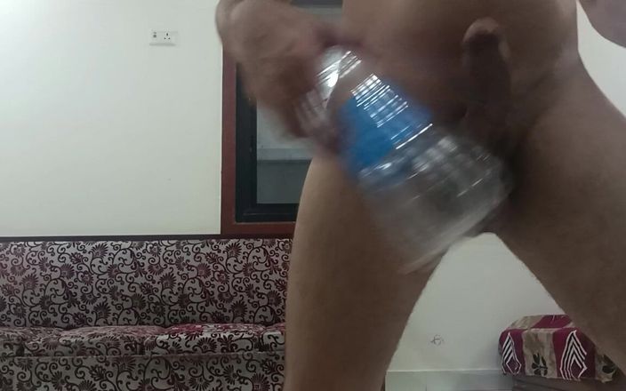 Desi shikha: Sex cu sticlă: băiat indian tânăr și sexy care face sex...