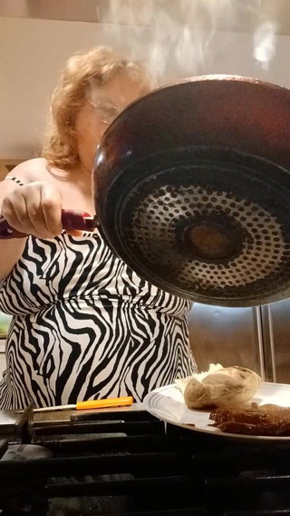 BBW nurse Vicki adventures with friends: Akşam yemeği için domuz pirsingi pişiriyorum ve pişirirken teşhir ediyorum