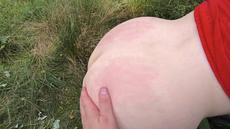 Bouncy Tits Action: Fessée du cul et des seins dans les bois