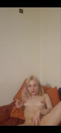 Fumo una sigaretta piena giocando con la mia figa