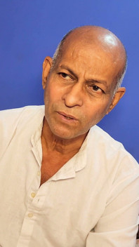 Un anciano suegro indio se folla intensamente a su nuera - mira este emocionante video de sexo