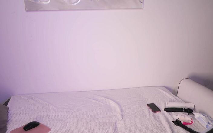 Stella Cardo: She Tore Her Tights but Cumming
