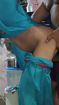 Bini desi dikongkek keras dalam gaya doggy dengan isteri