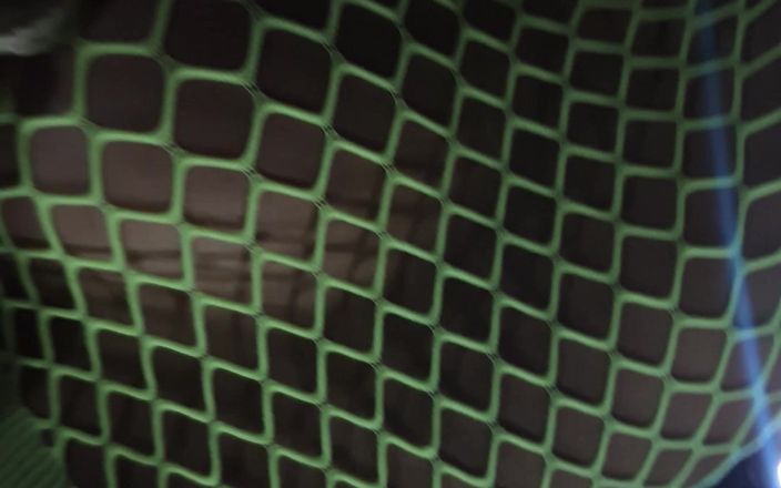 Monika FoXXX studio: Гаряча сучка Моніка Фокс позує в світло-зеленому вбранні і грає з великою іграшкою