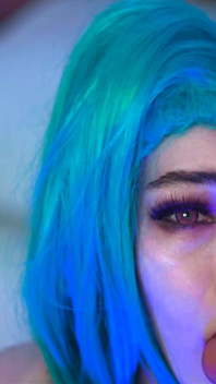 Gorąca laska Jinx z League of Legends ma wielki dildo zabawy