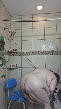 Duża Piękność Pielęgniarka Vicki Biorąc Kurację Błotną Pod Prysznicem!