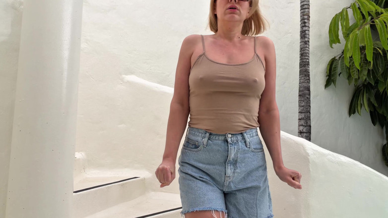 Emma Voyeur: Verzweifelte Benetzende Denim-shorts Auf Der Terrasse: Kann Es Nicht Mehr...