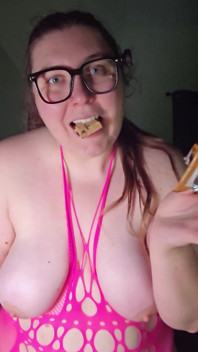 Tlustý Asmr čas na svačinu: žvýkací proteinová tyčinka, hltající brnění těla a škádlení dirty talk škádlení