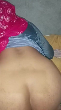 Remaja India panas sangat menikmati blowjob dan menunggang