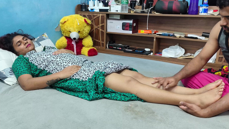 Vaishnavysharunraj: マラヤーリの妻が夫に足マッサージをする