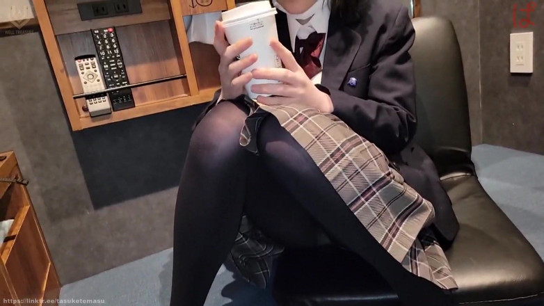 Japonica study book: 穿制服的年轻女孩。在网吧的首次体验中出
