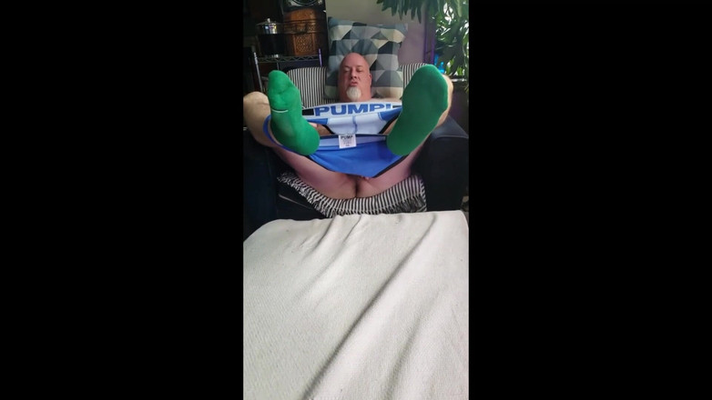 beardaddychub: L'orso si masturba con i calzini verdi